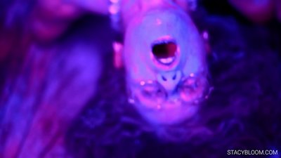 Vauva masturboi kameran edessä ja saa itsensä orgasmiin.