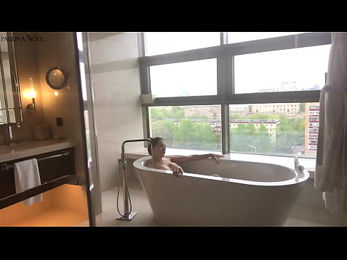 ❤️ Valtava babe runkkaa intohimoisesti pilluaan kylpyhuoneessa ❤ Seksivideo at us ❤